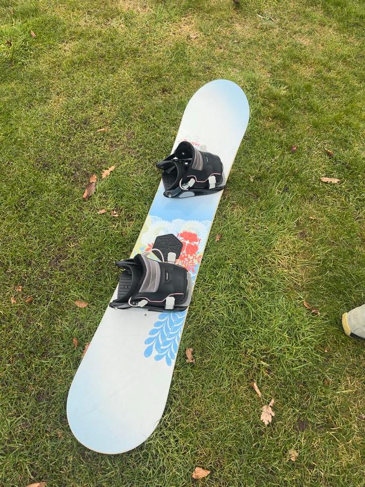 Burton Feather 147cm Snowboard met Flow Bindingen, Sport en Fitness, Snowboarden, Gebruikt, Board, Ophalen of Verzenden