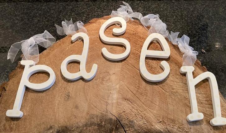 PASEN LETTERS WIT- GEEL Nieuw, Diversen, Pasen, Nieuw, Ophalen of Verzenden