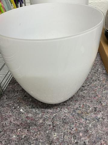 2 mooie grote glazen witte bloempotten/ sierpotten beschikbaar voor biedingen