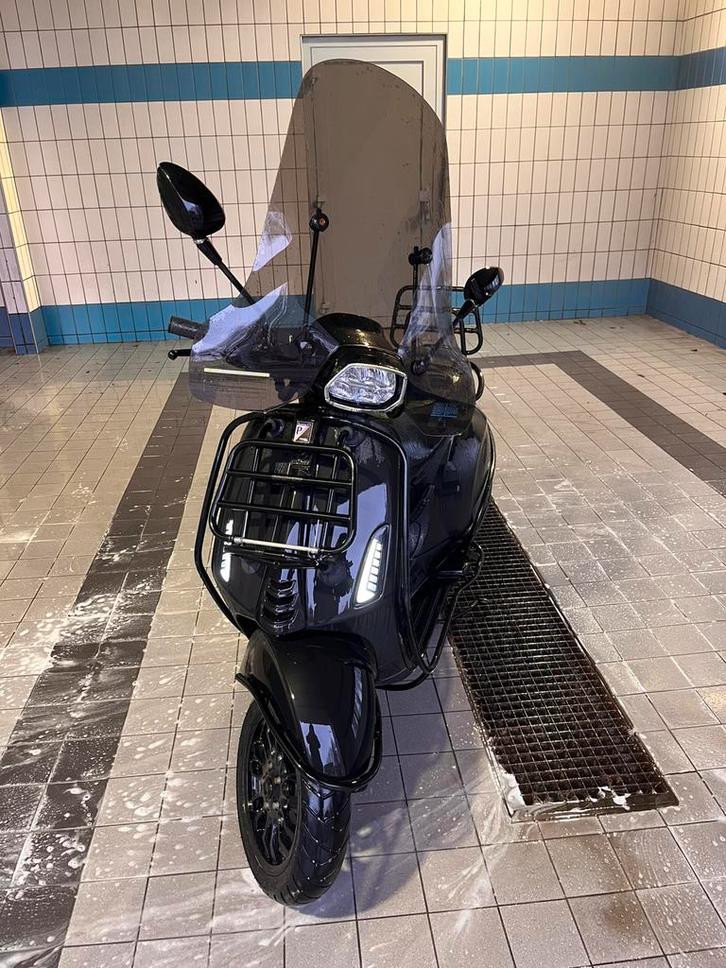 Vespa sprint 2022 E5, Fietsen en Brommers, Snorfietsen en Snorscooters, Zo goed als nieuw, Vespa, Benzine, Ophalen of Verzenden