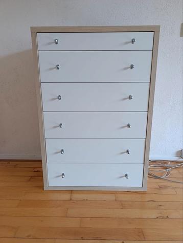 Ladenkast beschikbaar voor biedingen