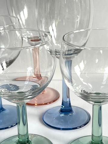 Zes prachtige vintage wijnglazen met gekleurde steel en voet beschikbaar voor biedingen