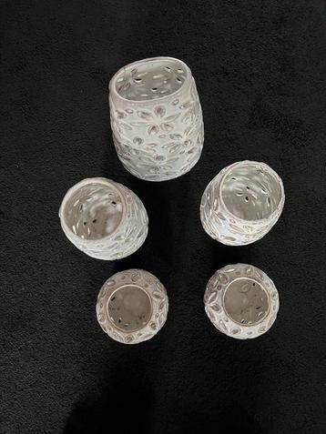 Set van 5 witte kandelaars/vazen. beschikbaar voor biedingen