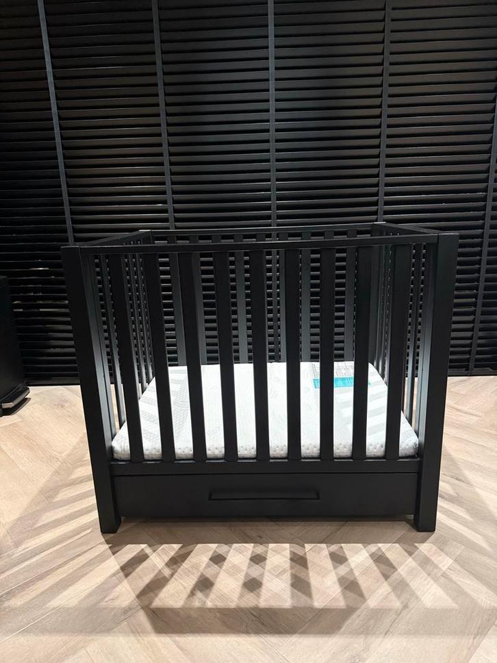 Zwarte Box met Lade + Matras, Kinderen en Baby's, Babywiegjes en Ledikanten, Gebruikt, Ledikant, Ophalen