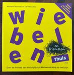 Wiebelen en friemelen thuis - Carmen Lamp, Ophalen of Verzenden, Zo goed als nieuw, Ontwikkelingspsychologie
