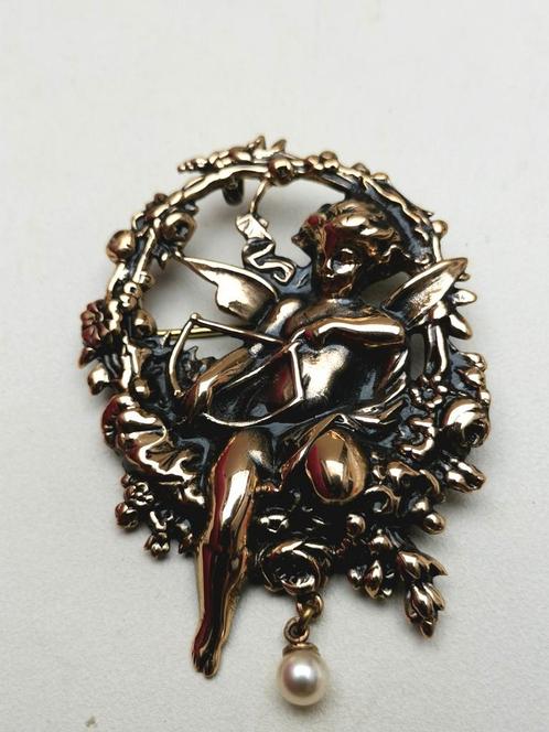Vergulde hanger/broche cupido met parel, Sieraden, Tassen en Uiterlijk, Broches, Zo goed als nieuw, Overige materialen, Goud, Ophalen of Verzenden