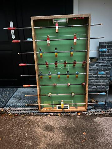 Oud tafelvoetbal spel van hout, denk jaren 70 beschikbaar voor biedingen