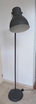 Industriële staande lamp donkergrijs  Ikea hektar, Huis en Inrichting, Ophalen, Zo goed als nieuw, Industriële, Metaal