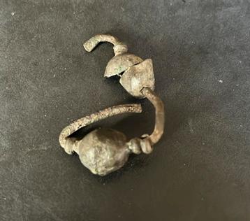 Bodemvondst…Romeins/Middeleeuws Bronzen Oorbel beschikbaar voor biedingen