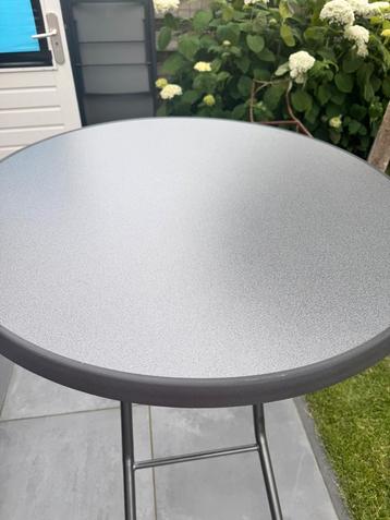3 robuuste statafels beschikbaar voor biedingen