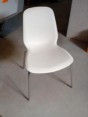 4 witte stoelen beschikbaar voor biedingen