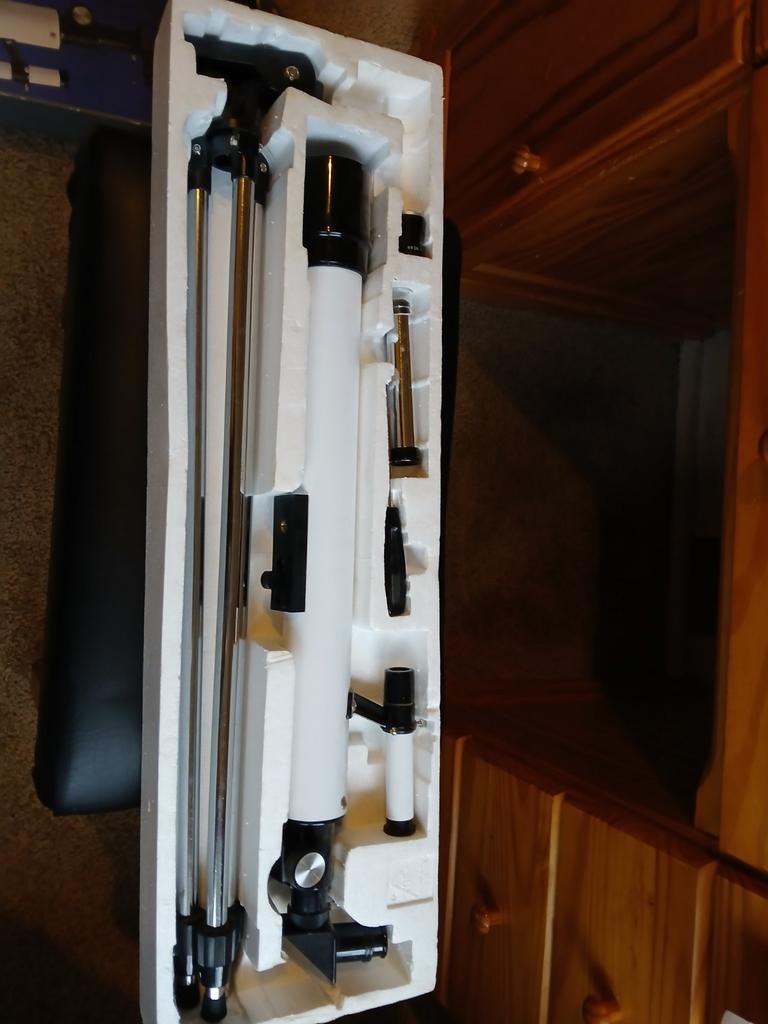 Telescoop met Statief - Ideaal voor Beginners, Lenzentelescoop (refractor), Met statief, Ophalen of Verzenden, Zo goed als nieuw