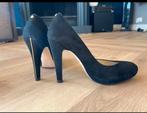 Elegante suède pumps van Karen Millen - maat 38, Ophalen of Verzenden, Zo goed als nieuw, Zwart