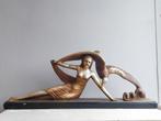 Grote Art Deco sculptuur liggende vrouw met zwaan gesigneerd, Antiek en Kunst, Ophalen of Verzenden