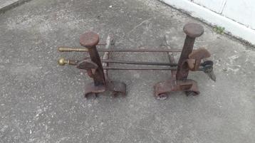 2 kleine antieke 18e eeuwse vuurbokken met tang en pook beschikbaar voor biedingen