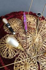 Om 1900 - 1950 Hoed Speld Hoedenspeld Kussen Dame Vrouw, Antiek en Kunst, Ophalen of Verzenden, Dames