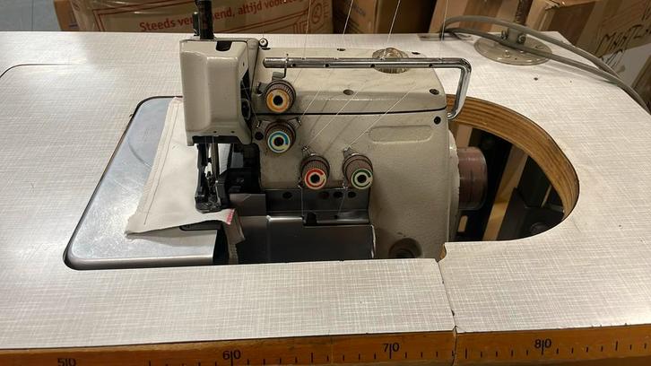 Brother ma4-b551 3 of 5 draads overlock, Hobby en Vrije tijd, Naaimachines en Toebehoren, Gebruikt, Lockmachine, Brother, Industrieel
