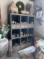 Sobere landelijke vakkenkast, Ophalen