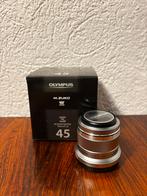 Olympus M.Zuiko 45mm f1.8 zilver, Ophalen of Verzenden, Zo goed als nieuw, Standaardlens