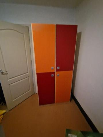 Kledingkast, kleurrijk beschikbaar voor biedingen