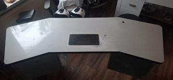 Nog goed werkende nagelstyliste tafel beschikbaar voor biedingen