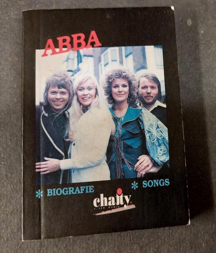 ABBA MINI-BOEKJE !! 9 x 6 centimeter !, Verzamelen, Muziek, Artiesten en Beroemdheden, Gebruikt, Boek, Tijdschrift of Artikel
