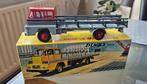 Dinky Toys 885 CAMION SAVIEM PORTE-FER, Hobby en Vrije tijd, Modelauto's | 1:43, Ophalen of Verzenden, Zo goed als nieuw, Bus of Vrachtwagen