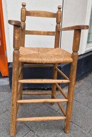 Hoge houten kinderstoel beschikbaar voor biedingen