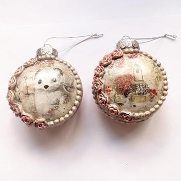 2 Handgemaakte kerstballen met witte hermelijn en roosjes beschikbaar voor biedingen