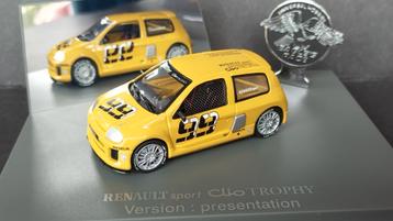 Renault Clio V6 Trophy Presentation version 1:43 UH Pol  beschikbaar voor biedingen