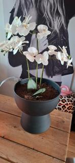 Zwarte pot metaal 30 cm hoog met 2 kunst orhideeen, Ophalen of Verzenden, Zo goed als nieuw