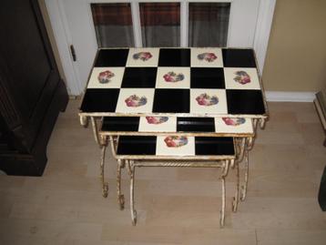 Vintage / set van 3 Nesttafeleltjes 60er jaren / Retro beschikbaar voor biedingen