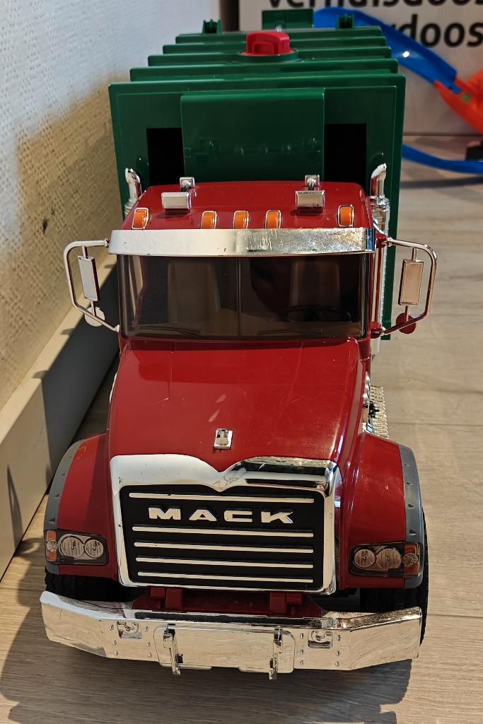 Bruder mack granite vuilniswagen, Kinderen en Baby's, Speelgoed | Speelgoedvoertuigen, Gebruikt, Ophalen