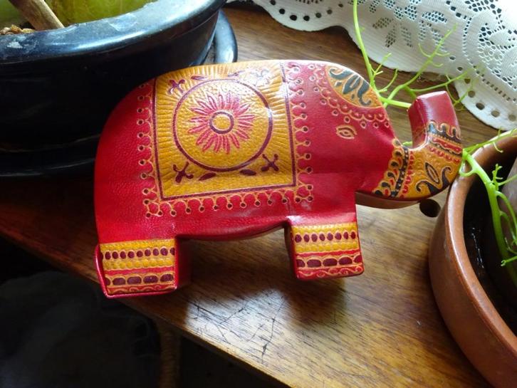 Lederen olifant spaarpot - Rood/bruin, Verzamelen, Spaarpotten, Gebruikt, Dier, Overige materialen, Verzenden