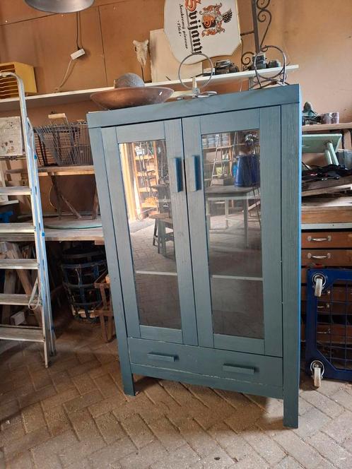 Blauwe Vitrinekast met Glazen Deuren, Huis en Inrichting, Kasten | Vitrinekasten, Gebruikt, 150 tot 200 cm, 50 tot 100 cm, 25 tot 50 cm