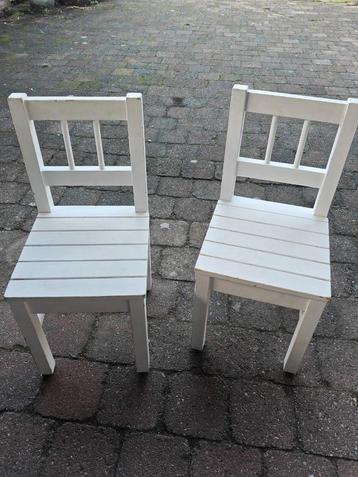 2 Kinderstoeltjes - Kalkverf beschikbaar voor biedingen