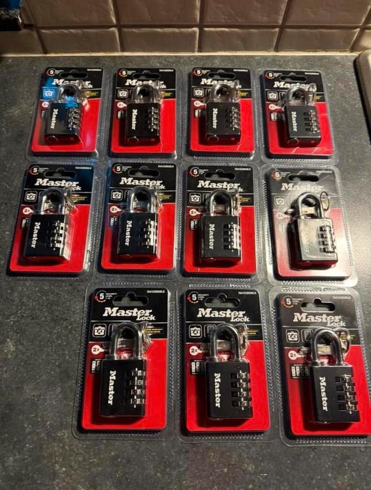 9 Nieuwe Hangsloten - Combinatie/Sleutel - Master Lock, Doe-het-zelf en Verbouw, Hang- en Sluitwerk, Nieuw, Slot, Overige materialen