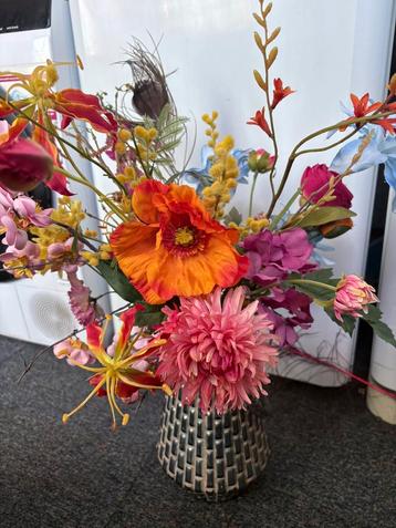 Mooi boeket kwaliteitsbloemen zonder vaas beschikbaar voor biedingen