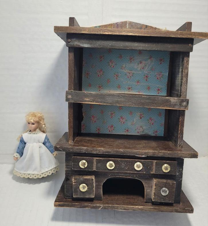 Opknappers: buffetkast en popje, Verzamelen, Poppenhuizen en Toebehoren, Gebruikt, Poppenhuis, Ophalen of Verzenden