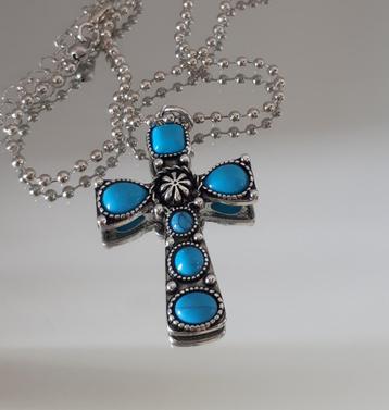 Ketting met een decoratief kruis beschikbaar voor biedingen