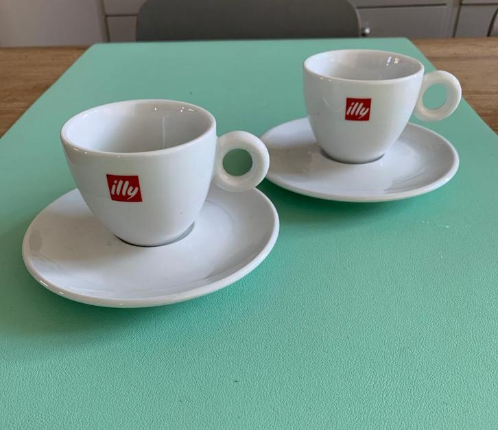 Twee originele Illy espressokopjes met bijpassende schotels., Huis en Inrichting, Keuken | Servies, Nieuw, Kop(pen) en/of Schotel(s)