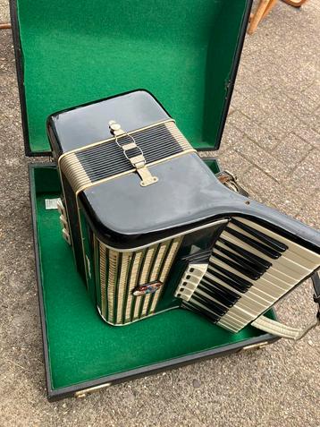 Oude weltmeister accordeon beschikbaar voor biedingen