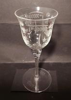 Mooi antiek  wijnglas geslepen met mooie motieven., Ophalen of Verzenden, Zo goed als nieuw, Overige typen