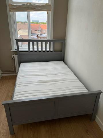 Bed 140x200cm (incl. Matras en nieuwe lattenbodem) beschikbaar voor biedingen