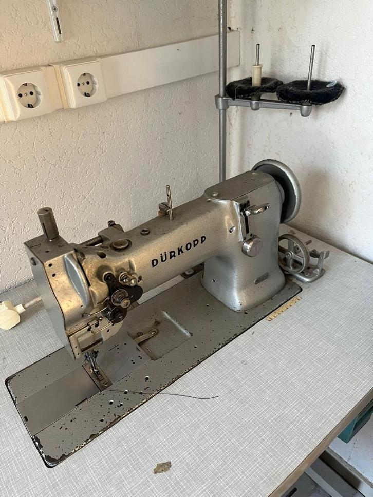 Dürkopp 241-5 industriële naaimachine - compleet met tafel, Antiek en Kunst, Antiek | Naaimachines, Ophalen