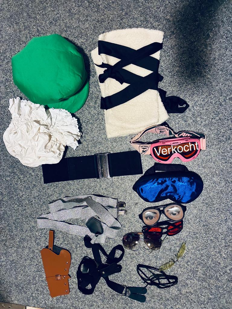 Verkleed accessoires à€1-  Bretels, riem, brillen, muts, pet, Ophalen, Gebruikt, Overige typen, Carnaval