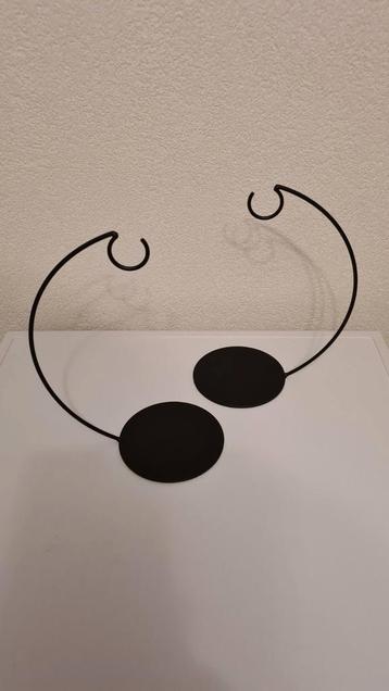 Mica Decorations: 2 zwarte metalen decoratie standaards  beschikbaar voor biedingen