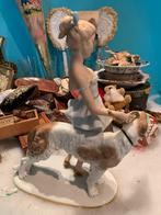 Porseleinen beeld van een dame met jachthond, Ophalen of Verzenden