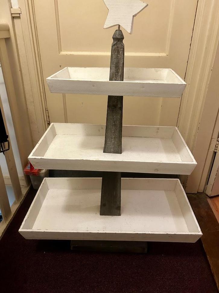 Display drie etages hout brocante look, Huis en Inrichting, Woonaccessoires | Etagères, Zo goed als nieuw, Ophalen