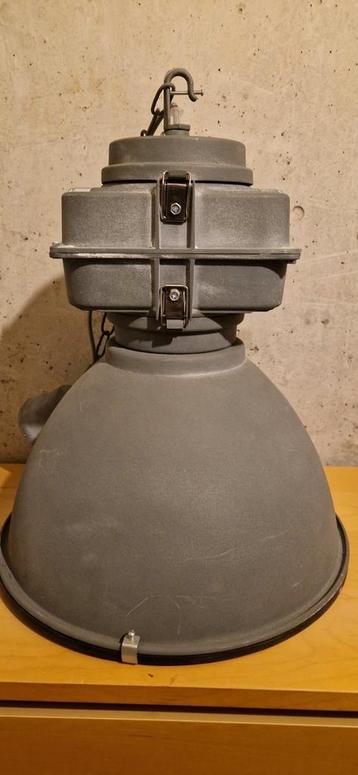 Grote industriële hanglampen – beton grijs – 2 stuks beschikbaar voor biedingen